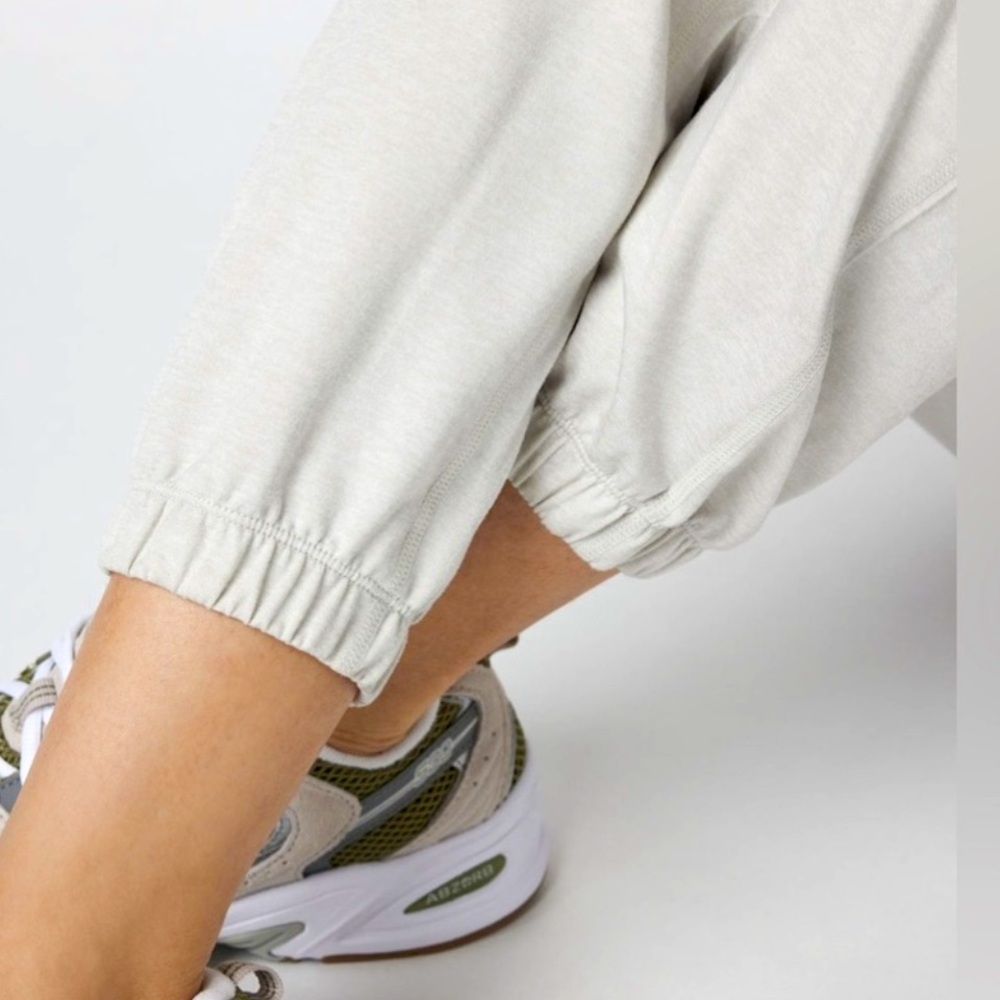 Vuori performance boyfriend jogger in Salt Heather - Picture 3 of 7